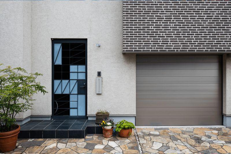 Façade de maison avec porte de garage – automatisme de portail à Arpajon (91)