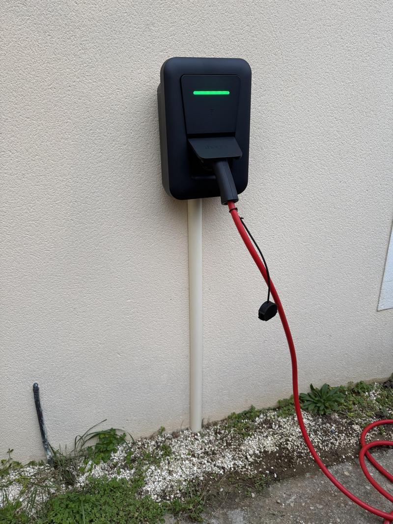Borne de recharge murale avec câble, pose chez un particulier près d'Arpajon