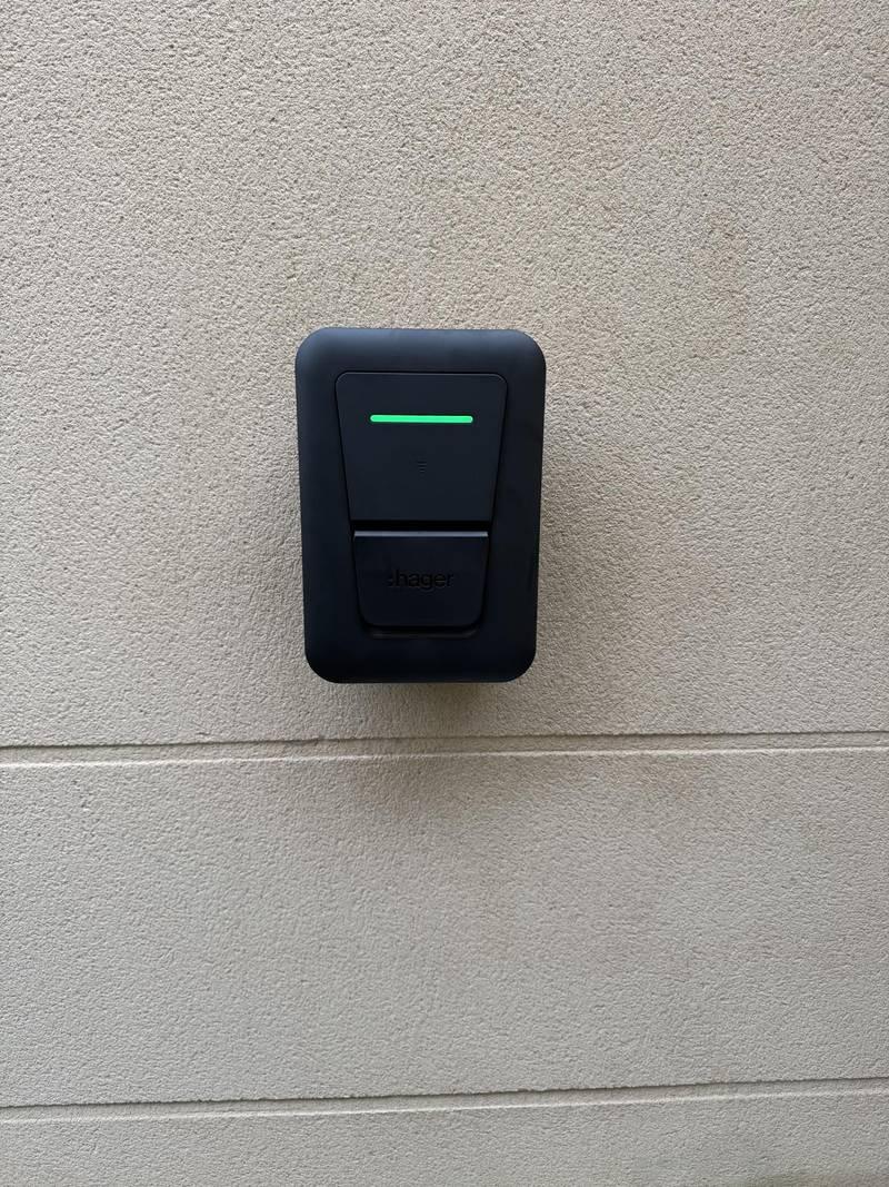 Borne de recharge murale installée par Elec Systèmes 91 en Essonne