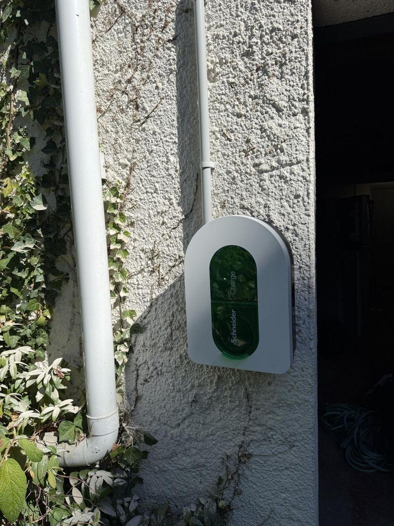 Borne de recharge posée en façade, Essonne (91)